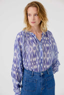 Blauwe blouse met print hind