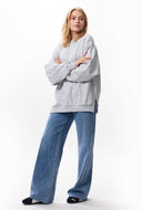 Lichtgrijze relaxed sweater