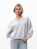 Lichtgrijze sweater met v-hals