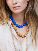 Blauwe korte ketting met grote ronde kralen