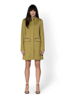 Mosgroene jas met ritsdetails
