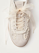 Beige sneakers met kanten details crochet cream