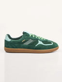 Groene sneakers rife