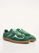 Groene sneakers rife