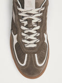 Taupe sneakers rife