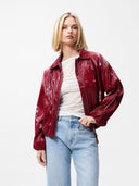 Rode lak jas met tuck in effect