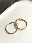 Vergulde bewerkte oorringen (2.5cm)