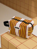 Geel gestreepte toilet trousse