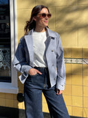 Lichtblauwe cape jas