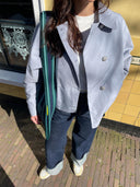 Lichtblauwe cape jas