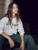 Lichtgrijze sweater met tekst