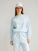 Lichtblauwe sweater met tekst