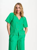 Groene blouse broderie anglaise