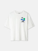 Wit t-shirt at the seaside