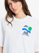 Wit t-shirt at the seaside
