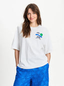 Wit t-shirt at the seaside