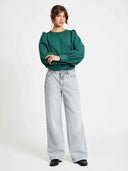 Groene top met broche kae pine green