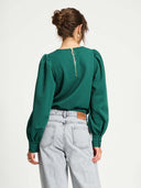 Groene top met broche kae pine green