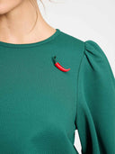 Groene top met broche kae pine green