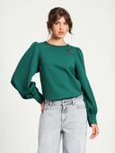 Groene top met broche kae pine green