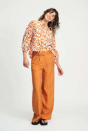Oranje blouse met print adventure