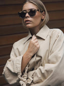 Beige jas met strik ieben