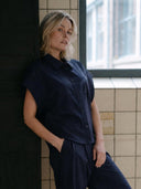 Donkerblauwe zijdelook blouse indonesia