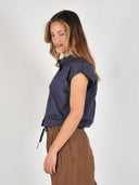 Donkerblauwe mouwloze blouse flora