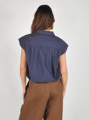 Donkerblauwe mouwloze blouse flora