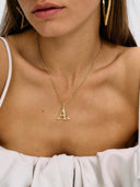 Gouden hangertje J initial muse necklace charm