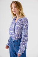 Blauwe blouse met print hind