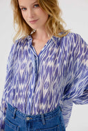 Blauwe blouse met print hind