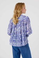 Blauwe blouse met print hind