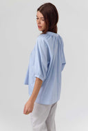 Lichtblauwe blouse ines
