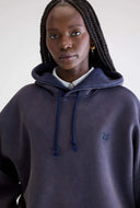 Blauwe gewassen sweater tood