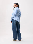 Lichtblauwe blouse met taille plooien