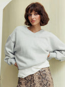 Lichtgrijze sweater met v-hals