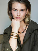 Bruin armbandje met gemstone balletjes