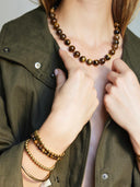 Bruin armbandje met gemstone balletjes