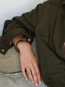 Bruin armbandje met gemstone balletjes