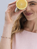Fijn armbandje met paarse edelsteentjes