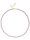 Fijne korte ketting met mini edelsteentjes aubergine