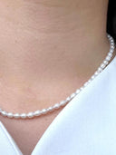 Fijne off-white parelketting