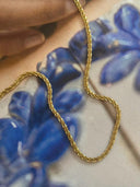 Fijne gouden bewerkte korte ketting