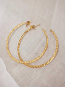 Gouden platte gehamerde oorringen large (6.2cm)