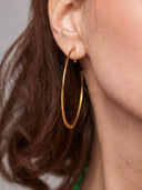 Gouden platte gehamerde oorringen large (6.2cm)