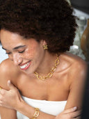 Gouden organische oorstekers in ster vorm