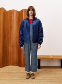 Blauwe bomberjacket assam