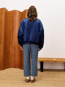 Blauwe bomberjacket assam