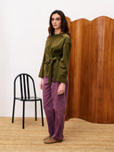Donkergroene longsleeve met knoopdetail orchis